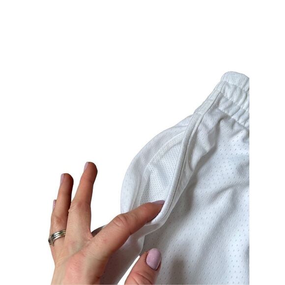 Aritzia TNA Shorts White size Large - Picture 6 of 11